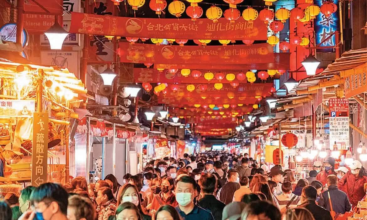 Lunar New Year shopping street at Taipei’s Dadaocheng（大稻埕）